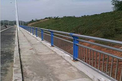 鋅鋼道(dào)路施工橋梁防撞交通護欄